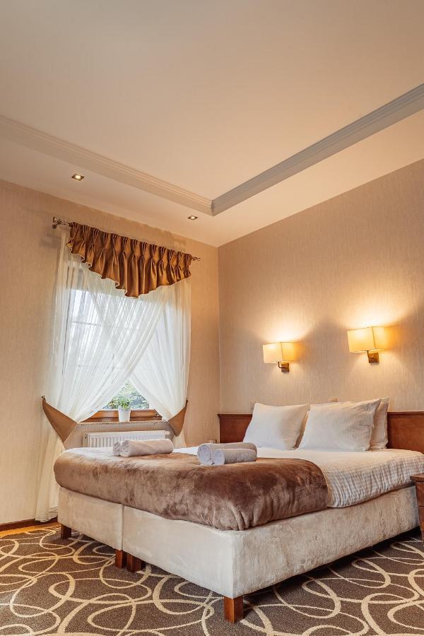 Hotel Dwor Choiny Kazimierówka Bagian luar foto