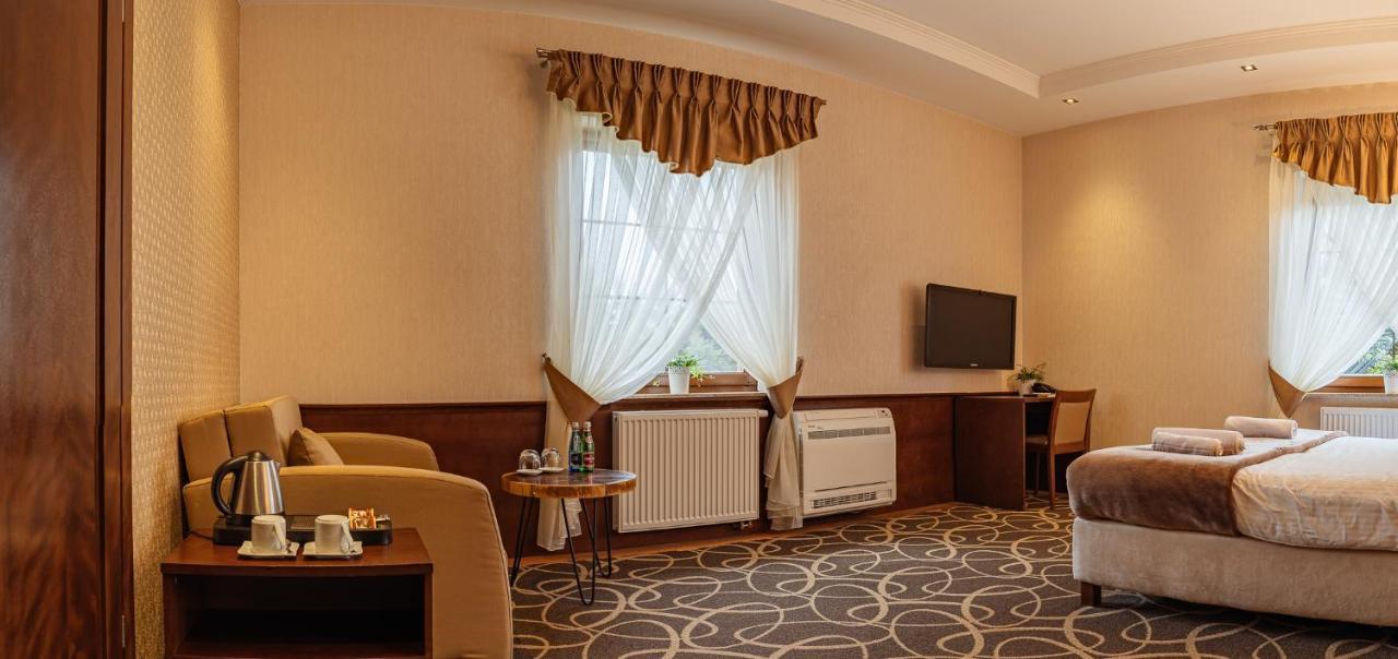 Hotel Dwor Choiny Kazimierówka Bagian luar foto