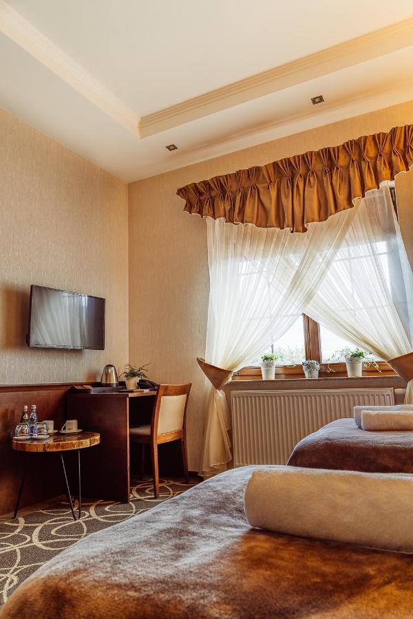 Hotel Dwor Choiny Kazimierówka Bagian luar foto