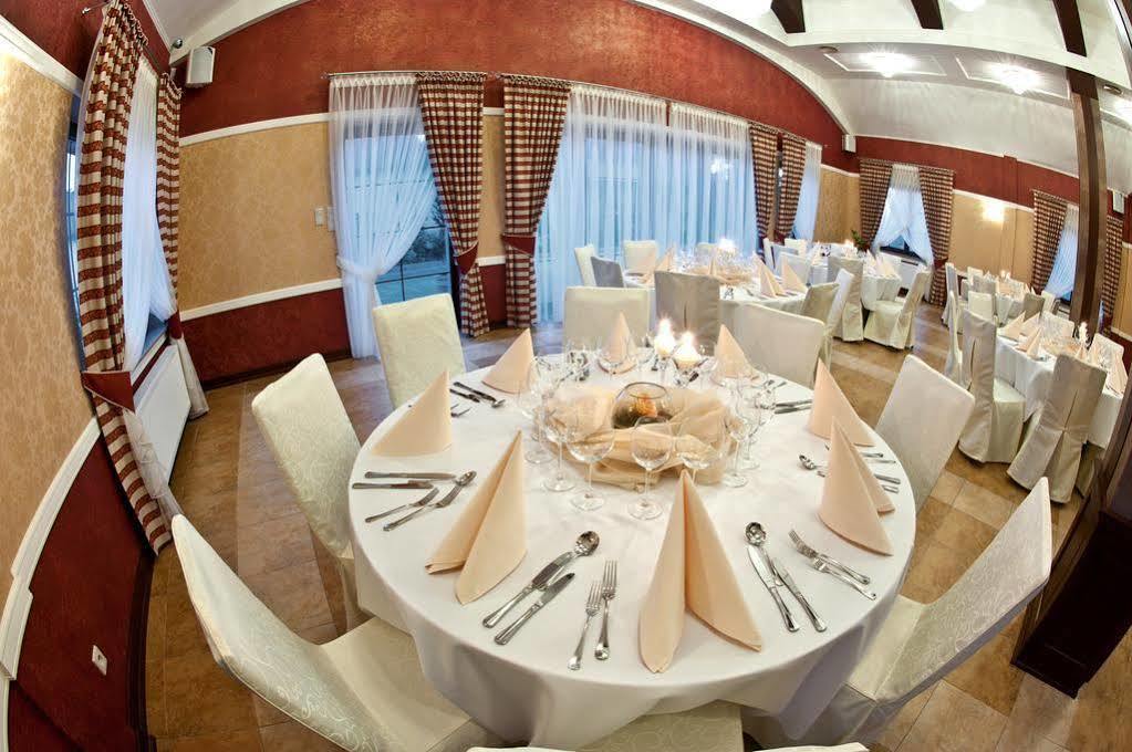 Hotel Dwor Choiny Kazimierówka Bagian luar foto