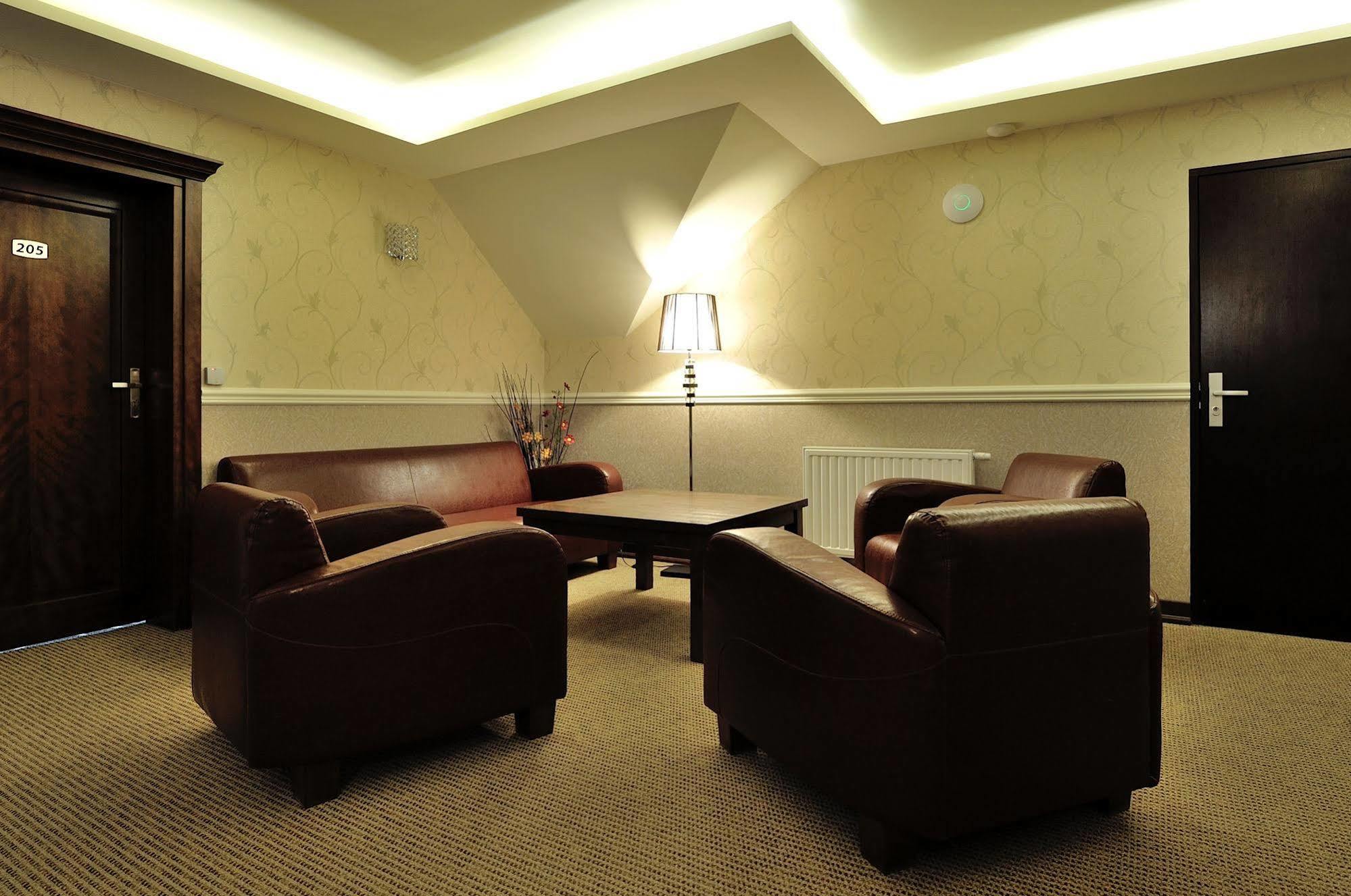 Hotel Dwor Choiny Kazimierówka Bagian luar foto