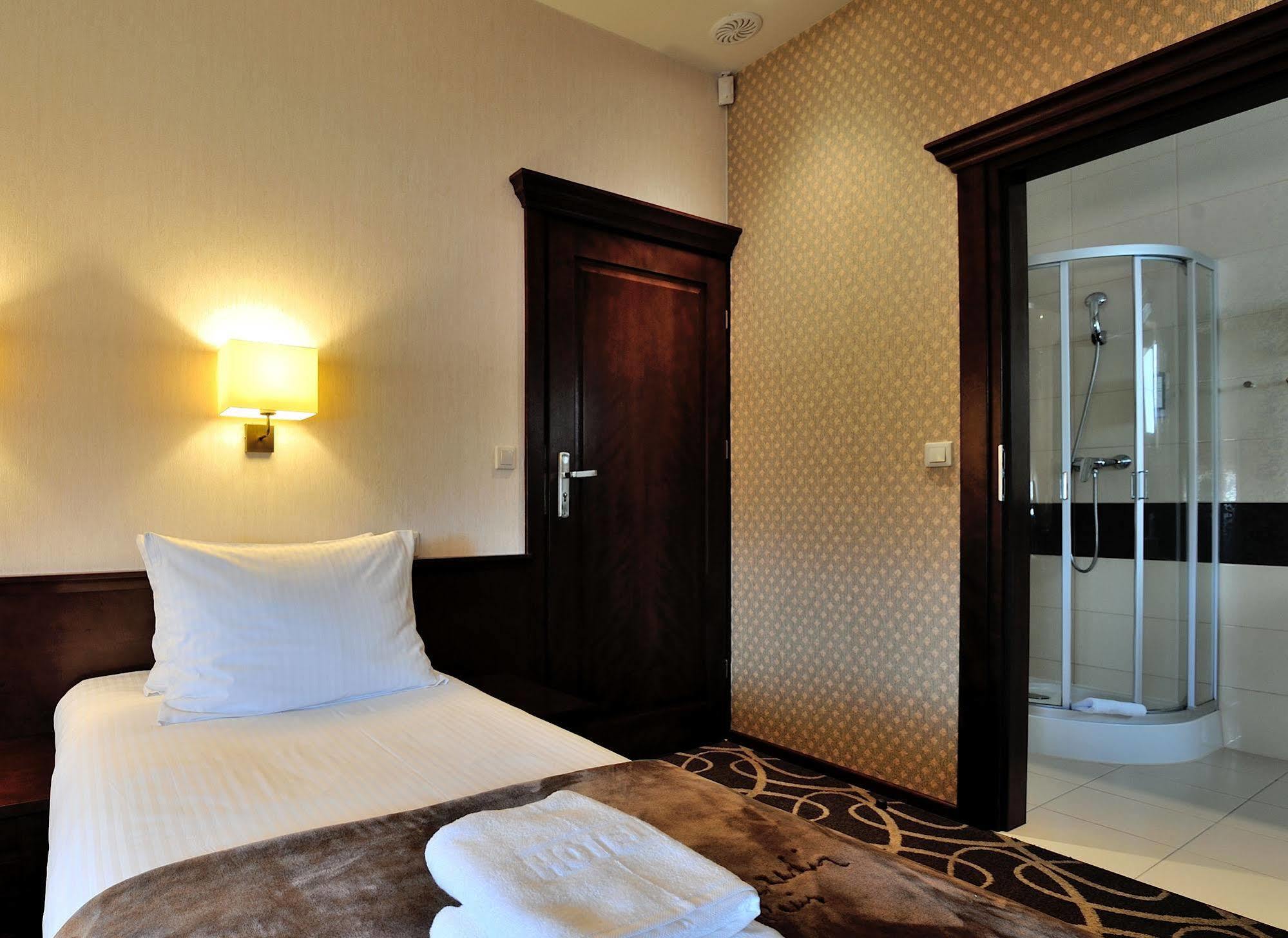 Hotel Dwor Choiny Kazimierówka Bagian luar foto