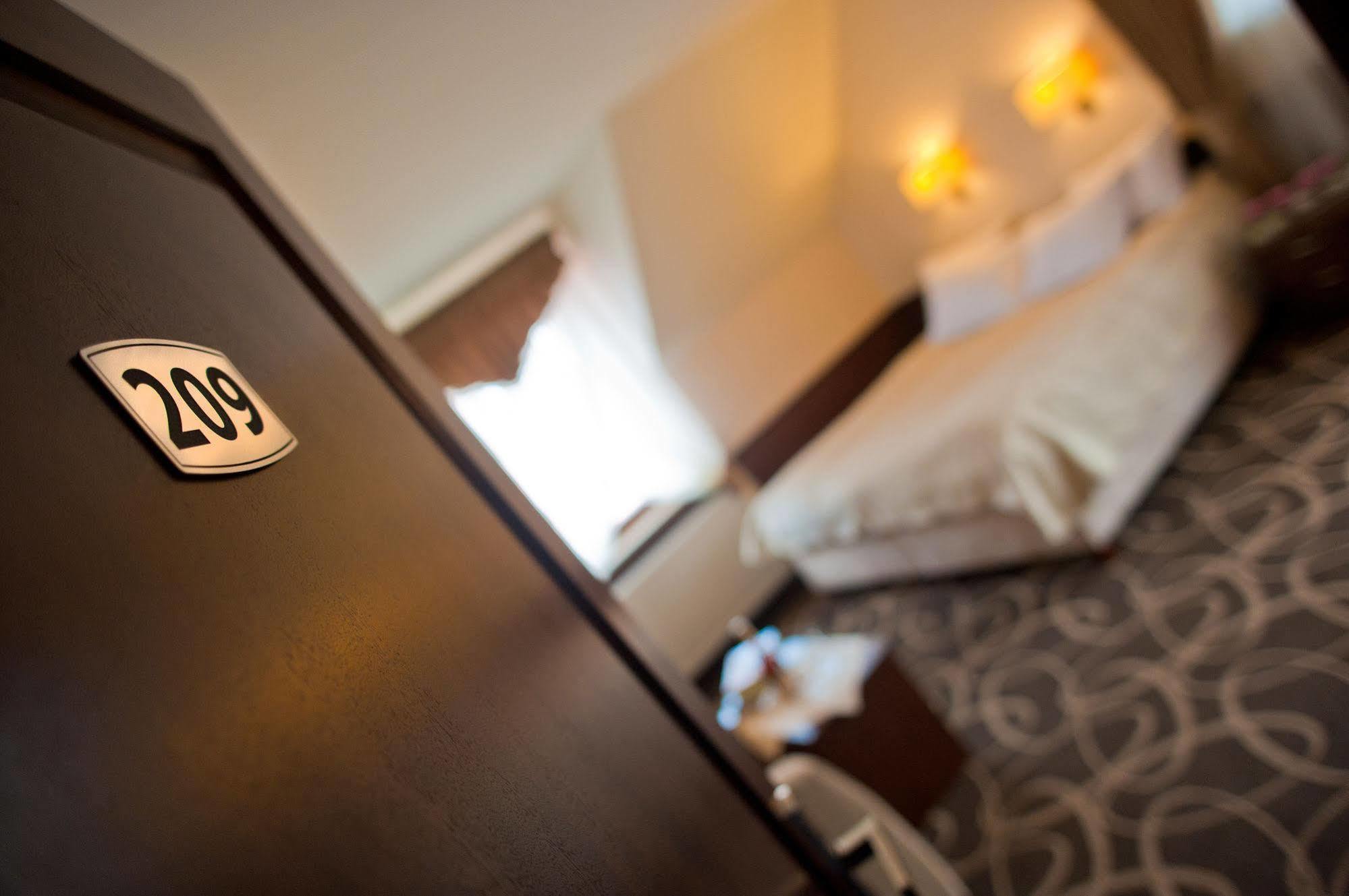 Hotel Dwor Choiny Kazimierówka Bagian luar foto
