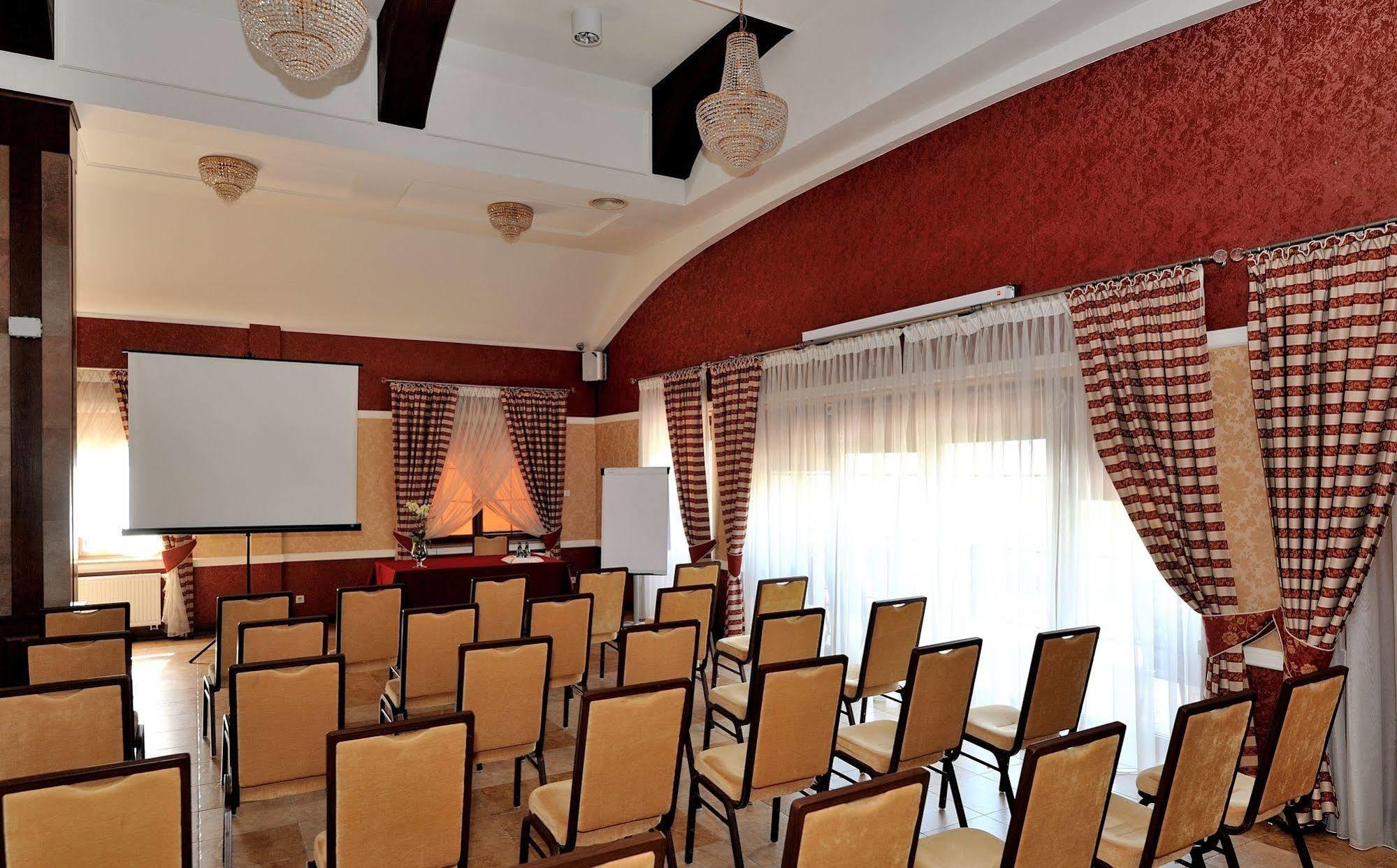 Hotel Dwor Choiny Kazimierówka Bagian luar foto