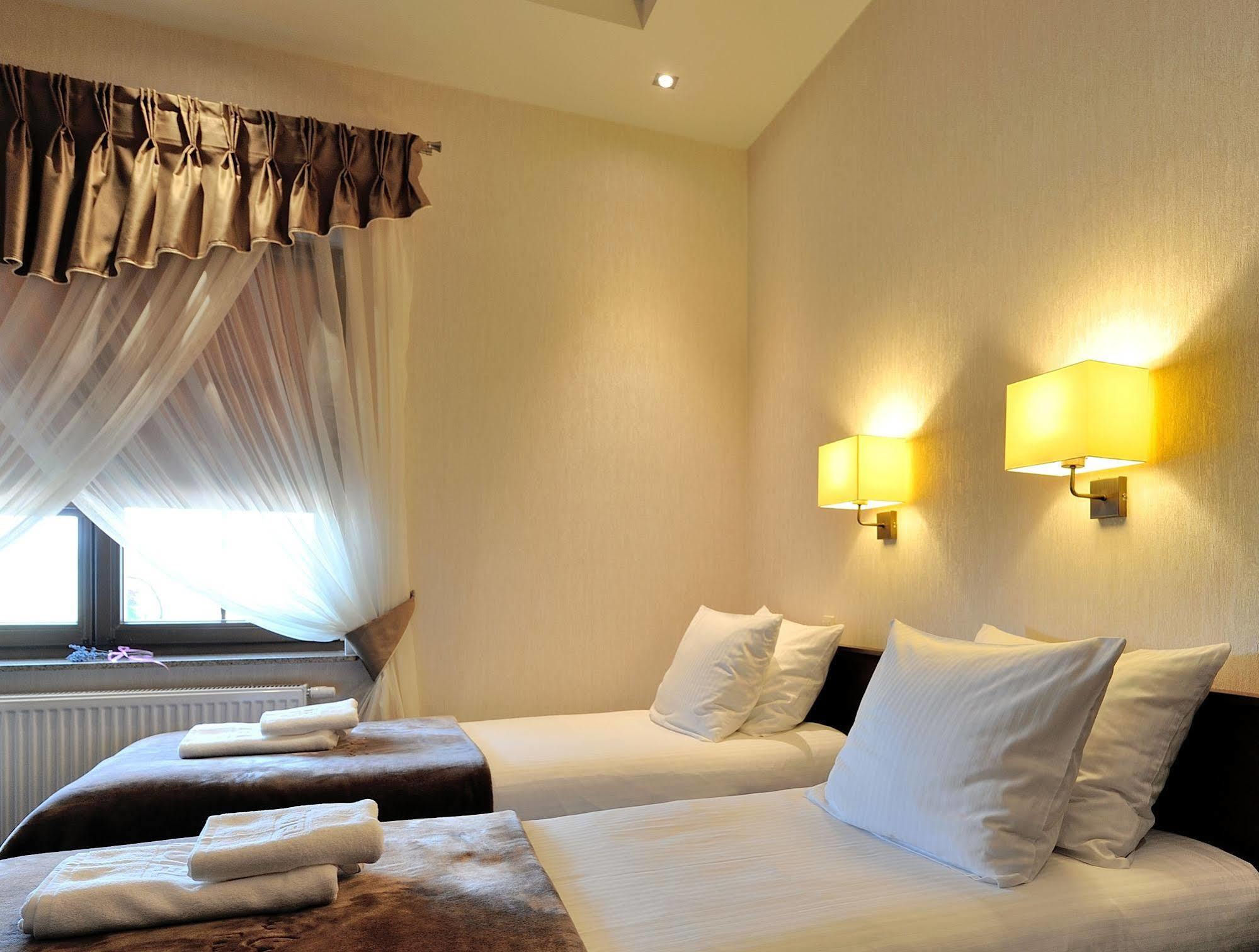 Hotel Dwor Choiny Kazimierówka Bagian luar foto