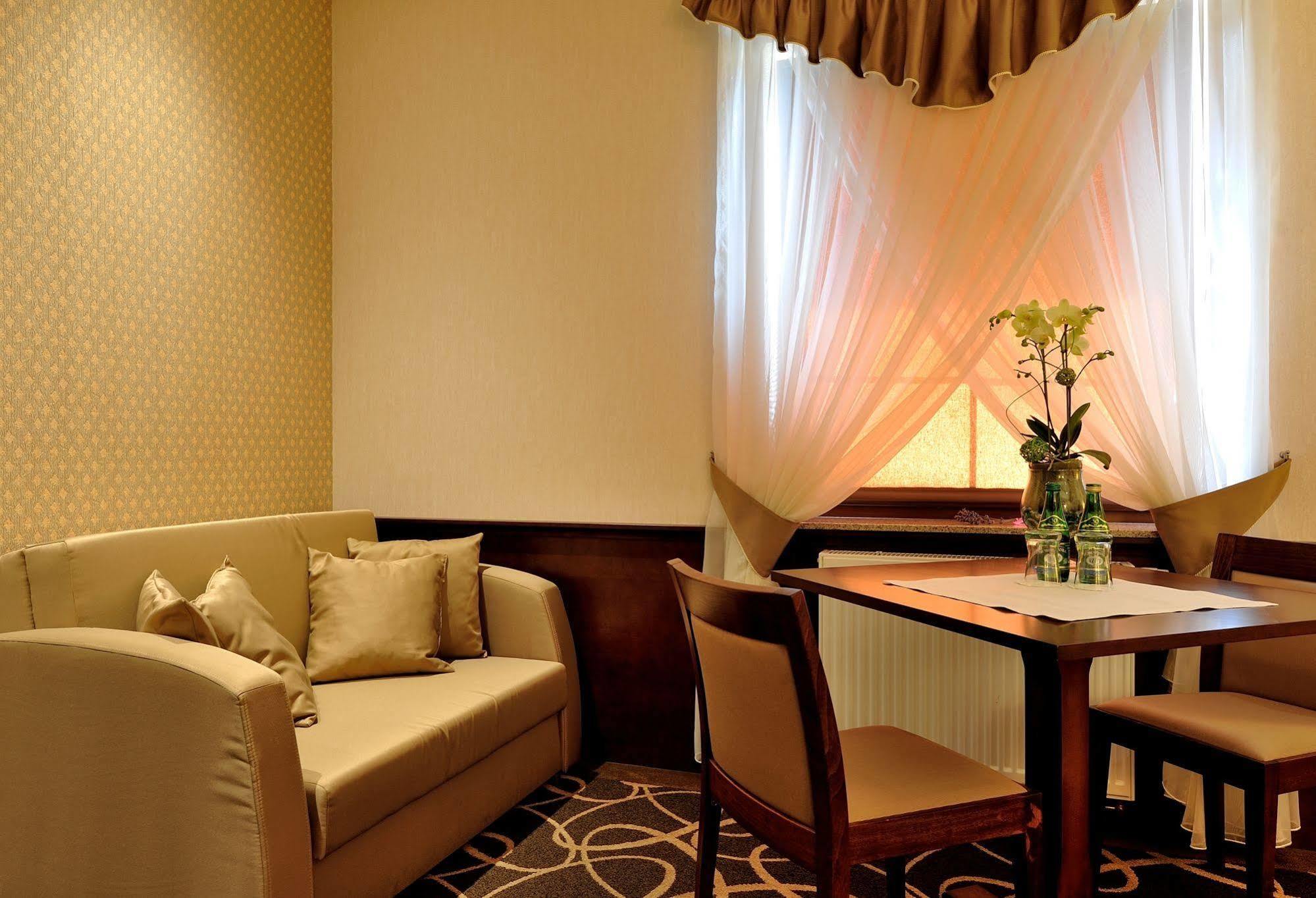 Hotel Dwor Choiny Kazimierówka Bagian luar foto