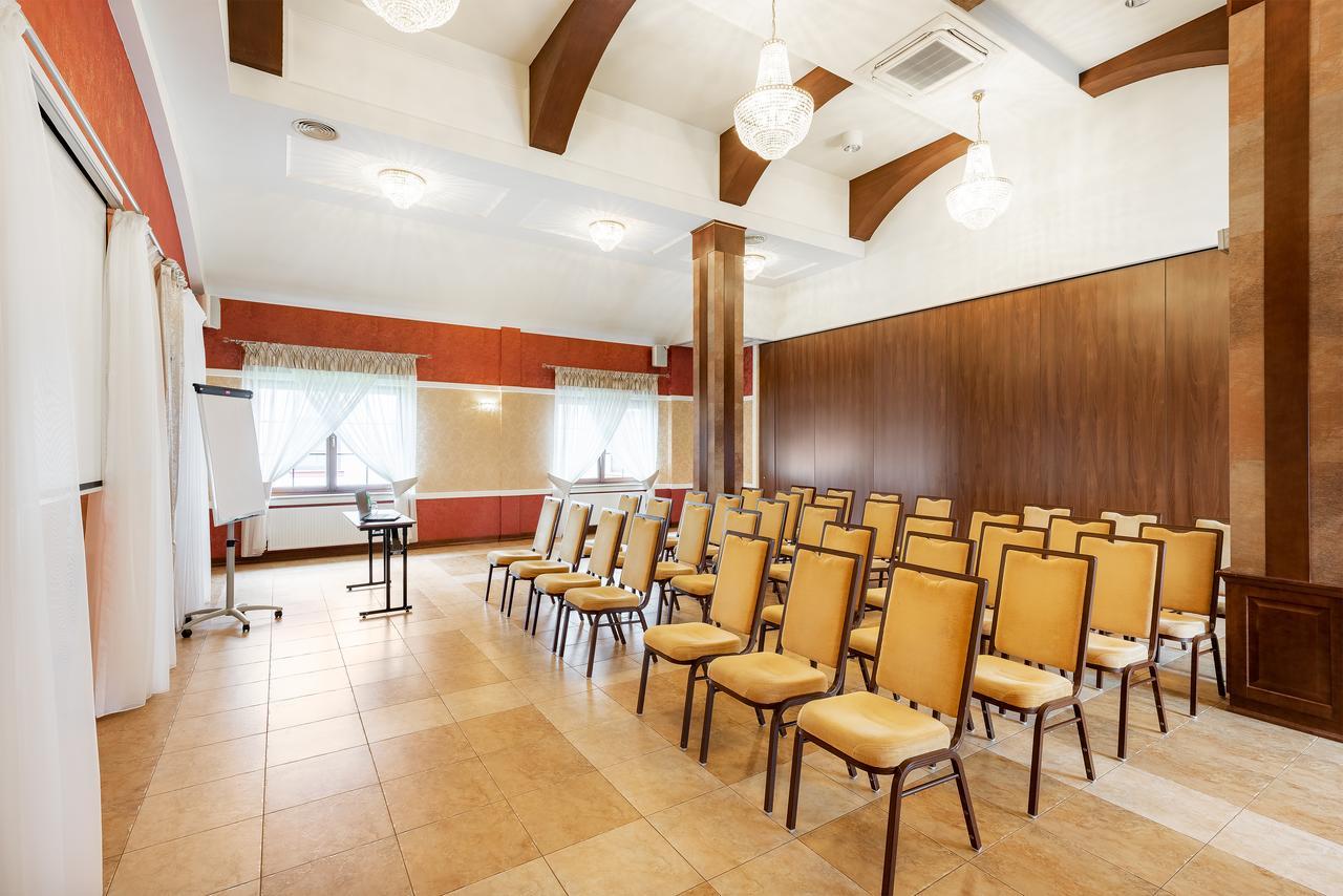 Hotel Dwor Choiny Kazimierówka Bagian luar foto