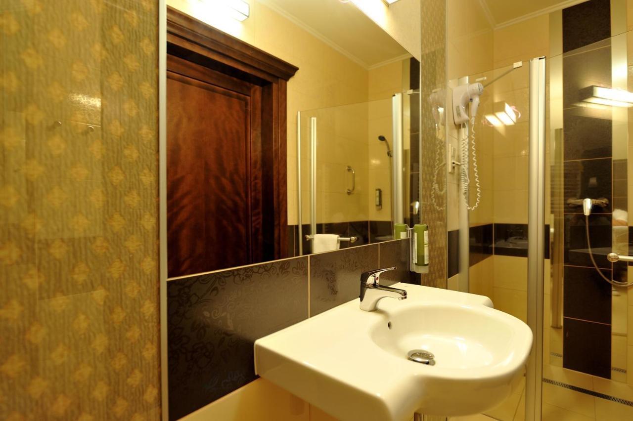 Hotel Dwor Choiny Kazimierówka Bagian luar foto