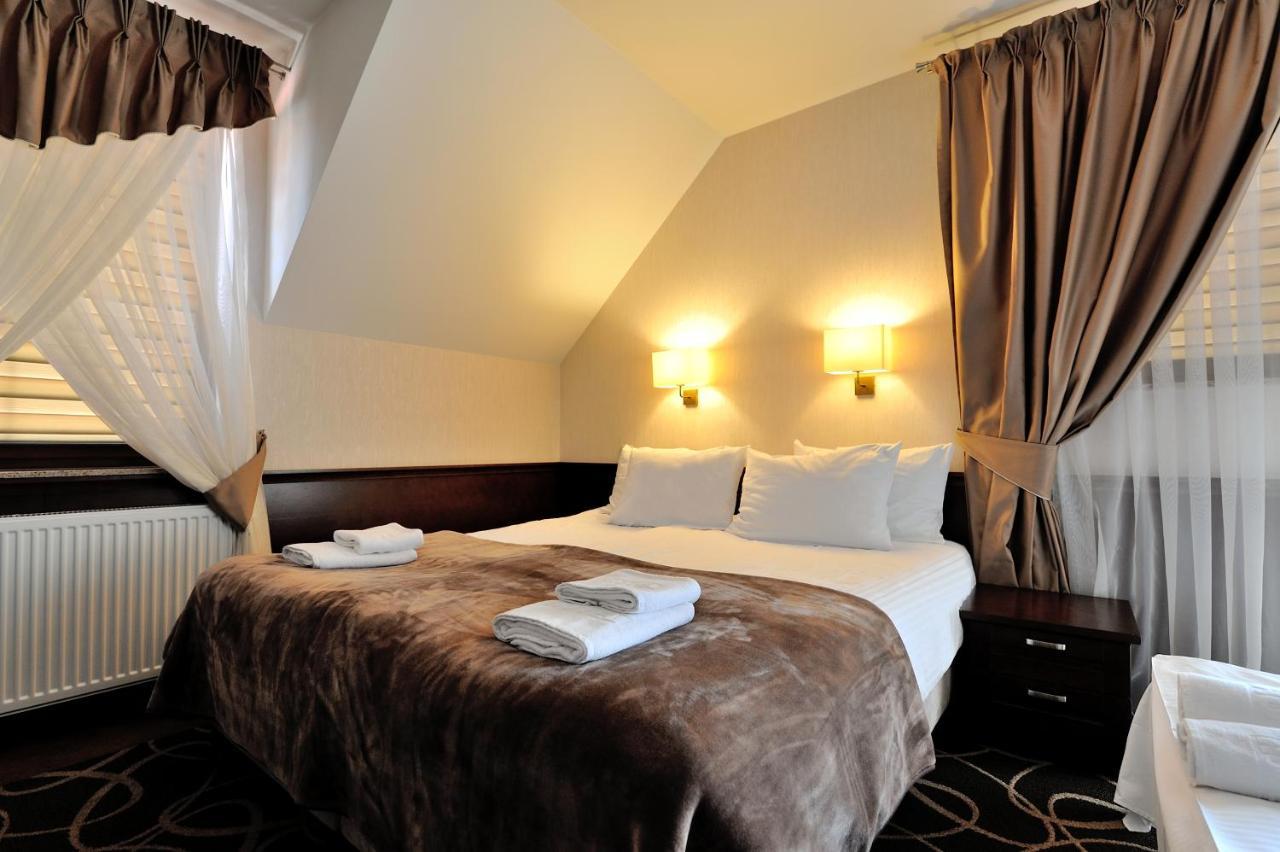 Hotel Dwor Choiny Kazimierówka Bagian luar foto
