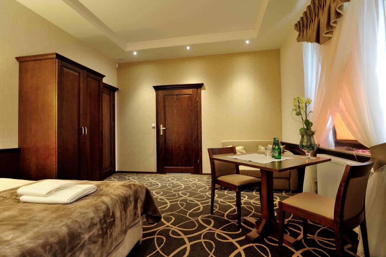 Hotel Dwor Choiny Kazimierówka Bagian luar foto