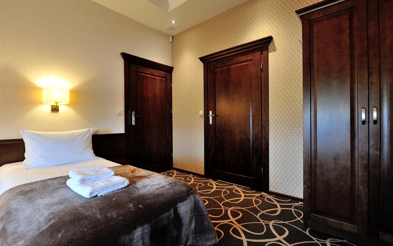 Hotel Dwor Choiny Kazimierówka Bagian luar foto