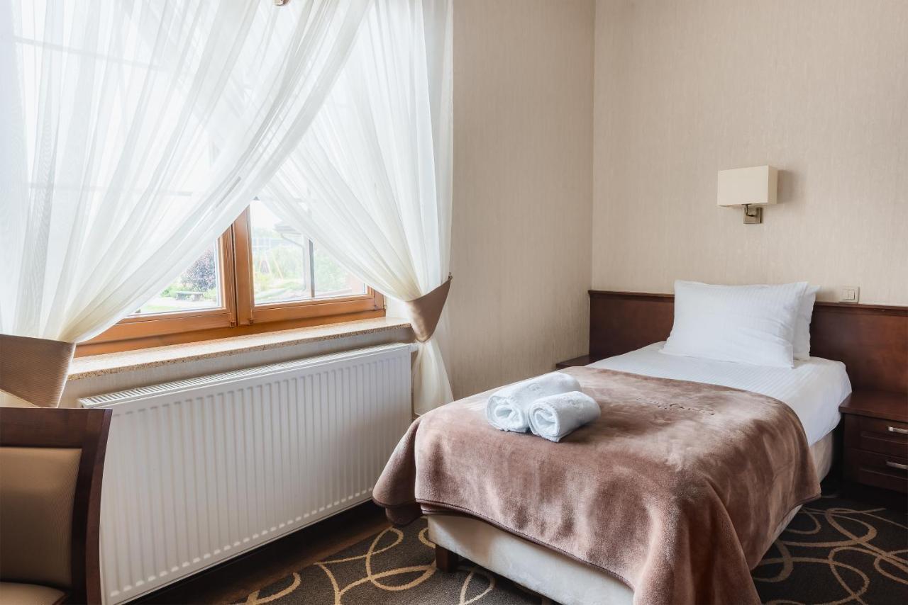 Hotel Dwor Choiny Kazimierówka Bagian luar foto